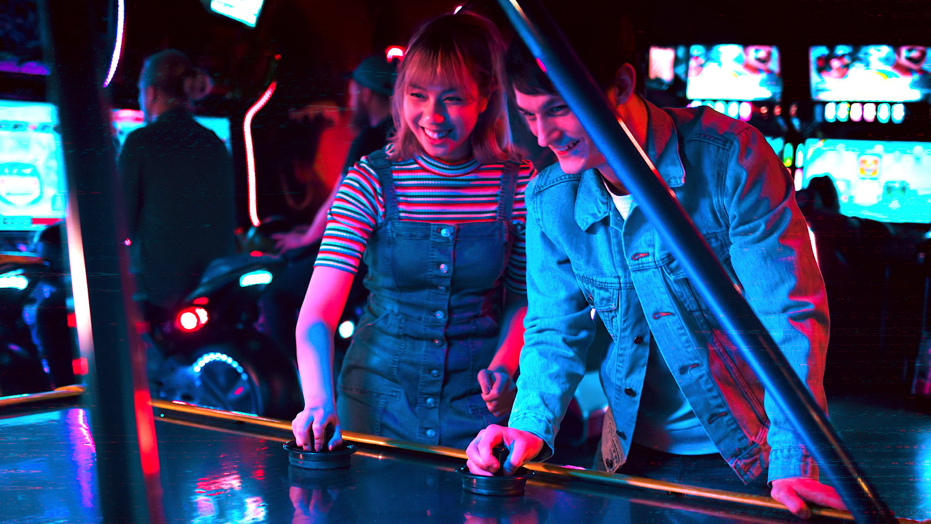 ungdomar spelar airhockey i spelhuset