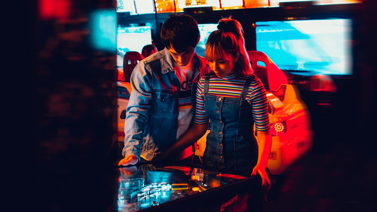 pojke och flicka spelar fliperspel i Spelhuset på Liseberg